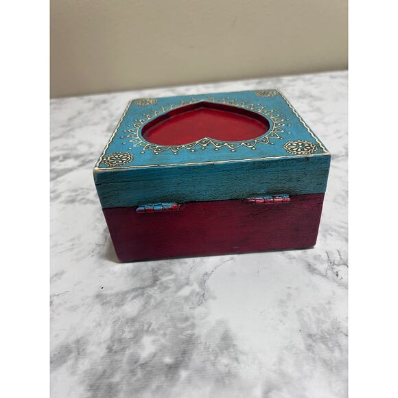 VTG Boho Whimsical Wooden Trinket Jewelry Box Red Heart Distressed Floral Accent - Picture 6 of 8